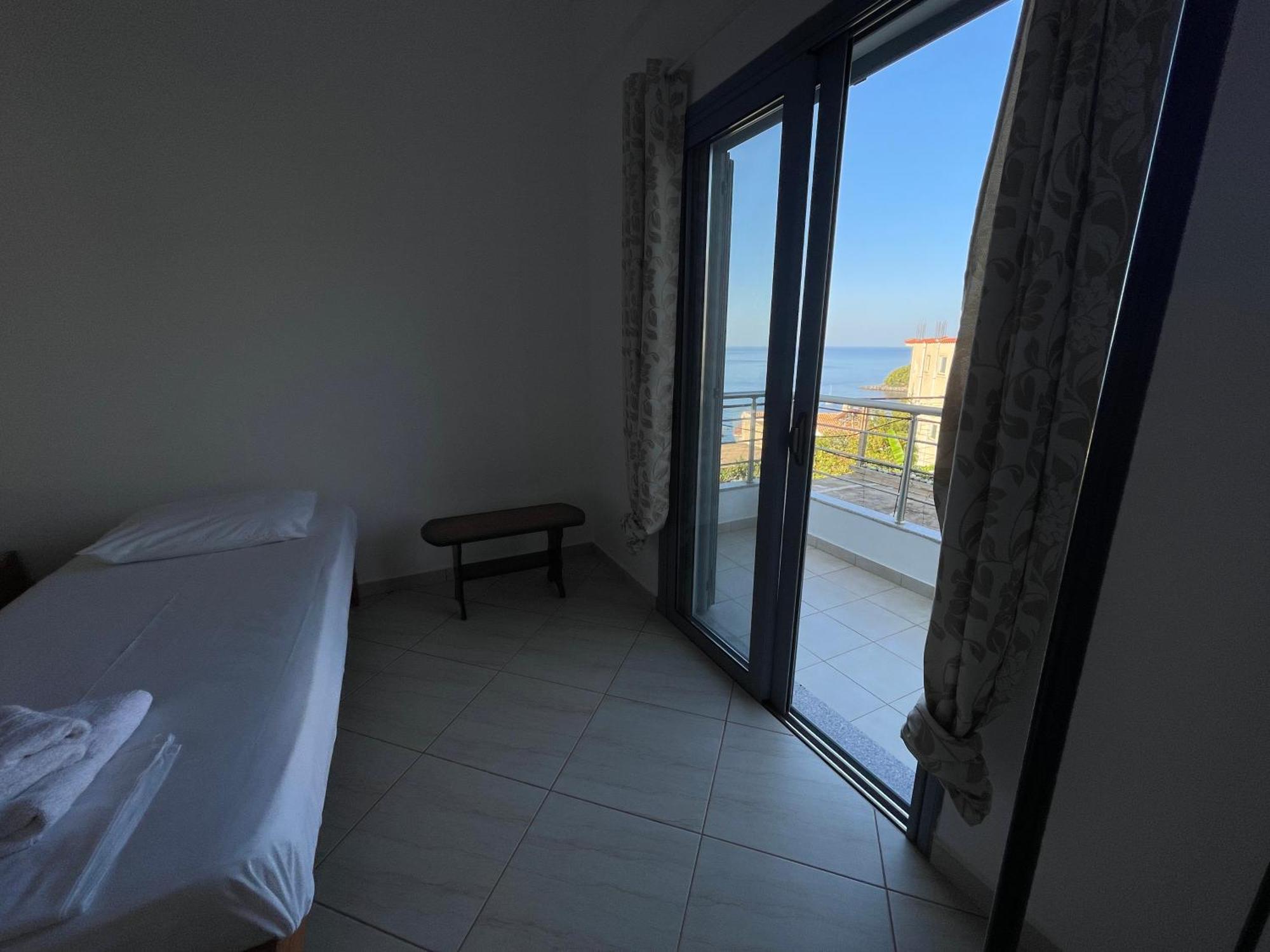 Tasos Rooms Himare Esterno foto