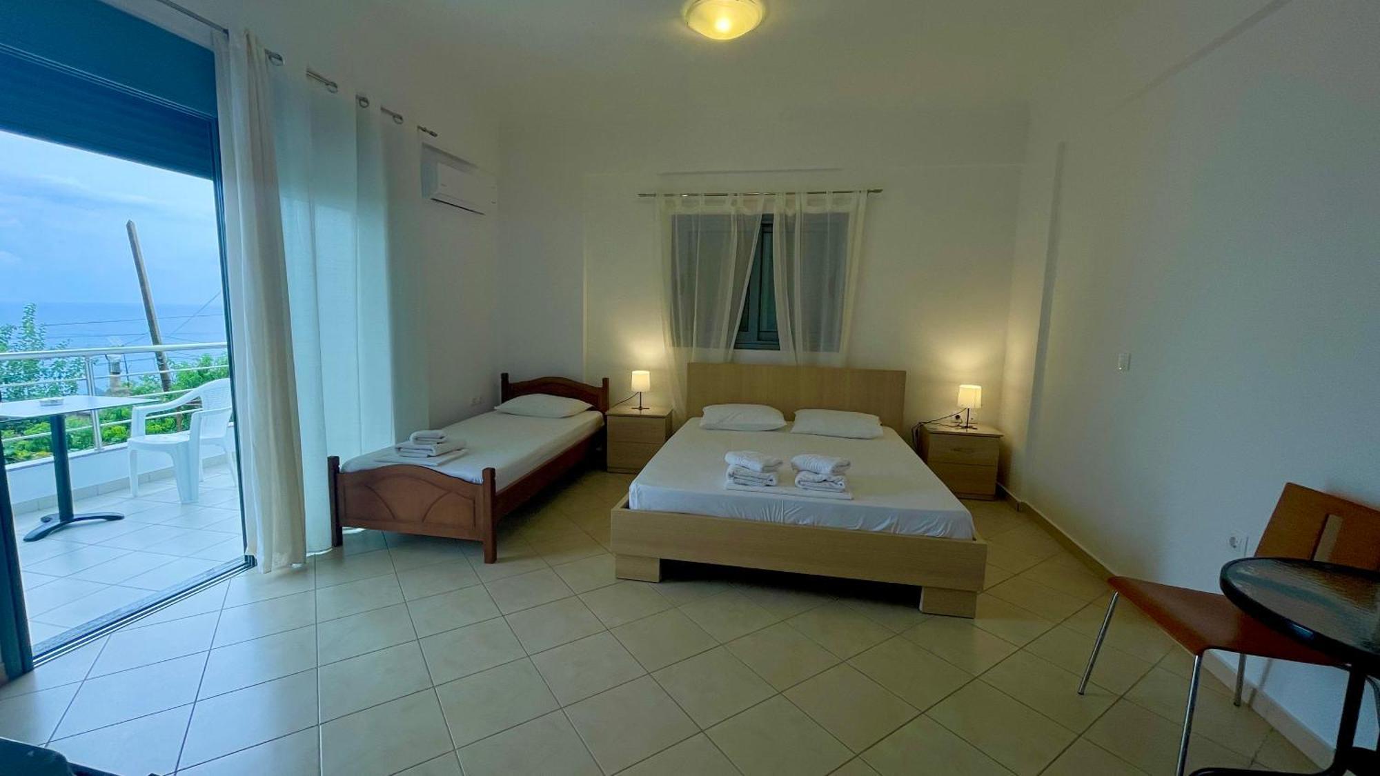 Tasos Rooms Himare Esterno foto