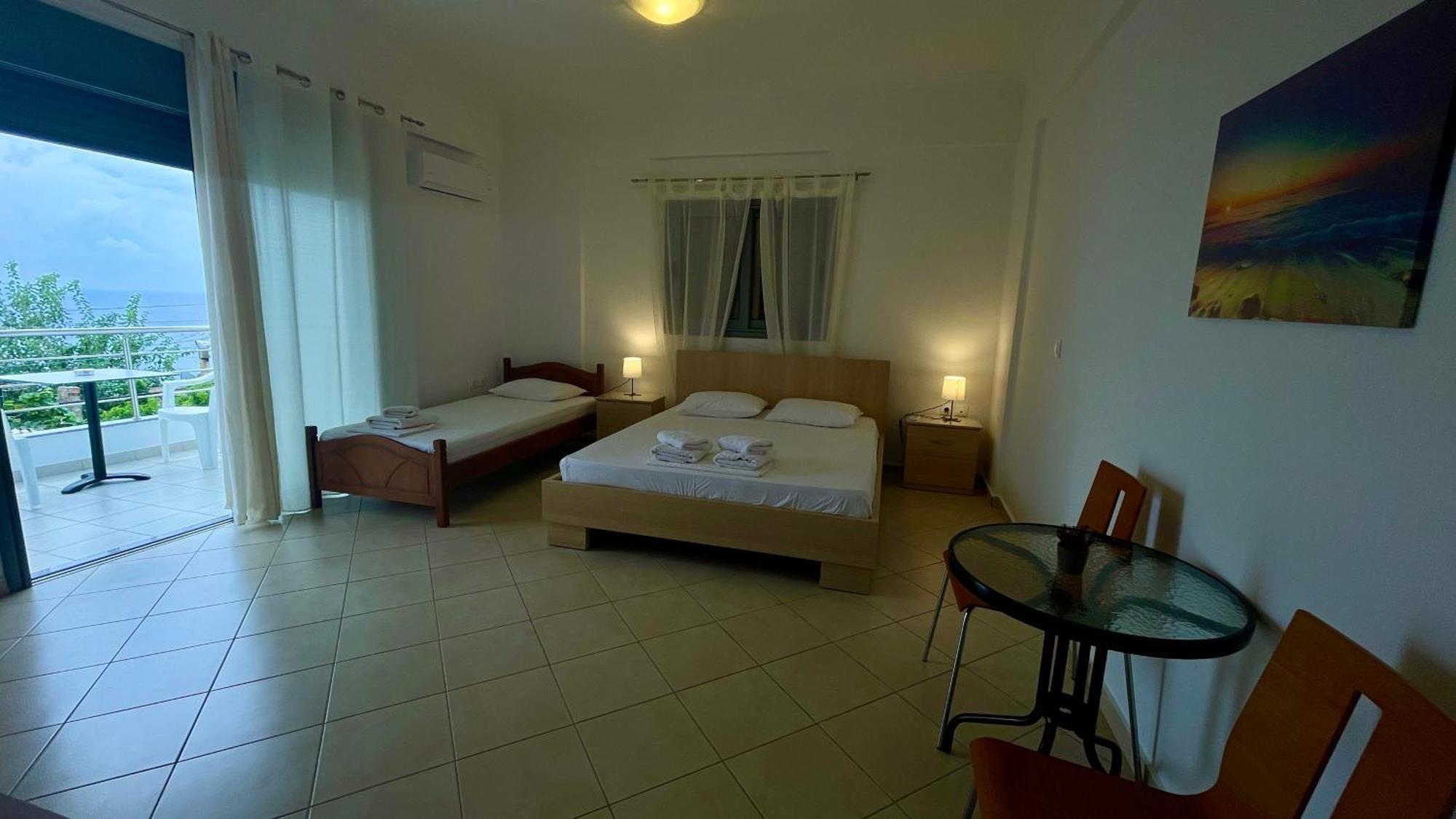 Tasos Rooms Himare Esterno foto
