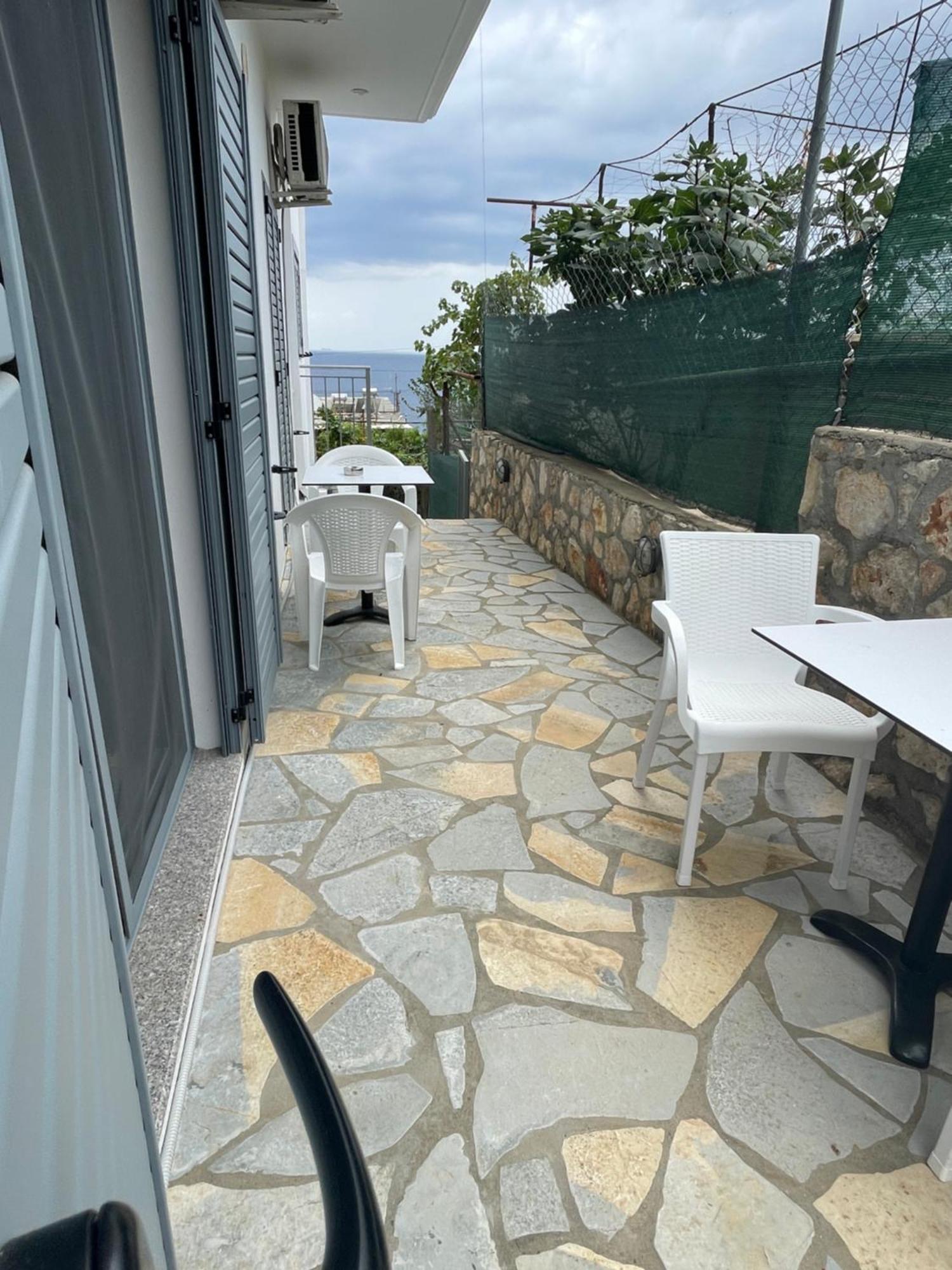 Tasos Rooms Himare Esterno foto